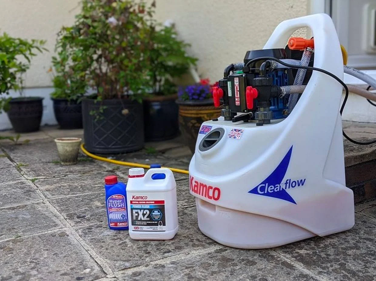 Power flushing equipment for cleaning a central heating system